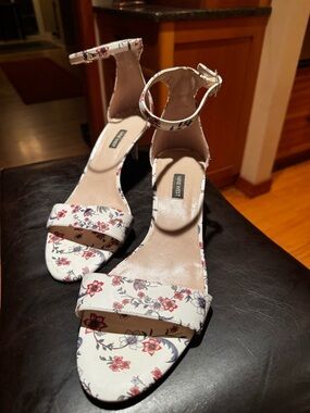 Nine West Floral Ankle Strap Heels Size 12 White Pink NWLeisa